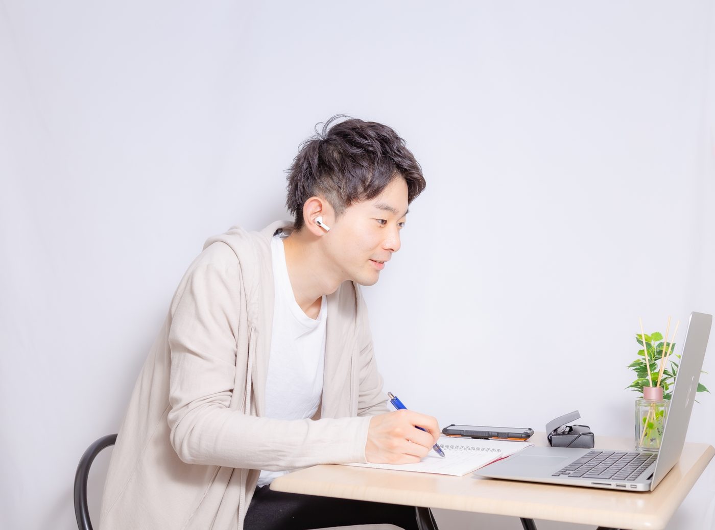 オンラインで先輩講師の授業を受ける学生